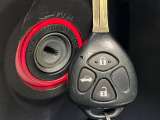 【キーレス】少し離れた場所からでもボタン一つでドアの開錠・施錠ができるのでとっても便利!ドアの鍵穴周りに傷をつけることもありません♪