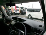 運転席もゆったりすわれます!!