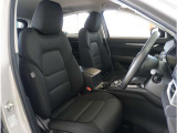 【清潔感のある運転席&助手席】隅々までクリーニングの行き届いた運転席&助手席。目立ったシミや汚れ等もございません。快適なドライブをどうぞ。