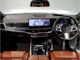 【カーブドディスプレイ】速度計などを表示する12.3インチの情報ディスプレイと、カーナビなどを表示するタッチが可能な14.9インチのディスプレイが1枚のパネルに集約され視認性、操作性を高めております。