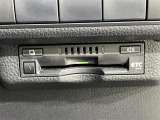 【ETC】有料道路を利用する際に料金所で停止することなく通過できる、ETC車載器(ノンストップ自動料金収受システム機器)が装備されています。セットアップを行うことで利用可能になります。