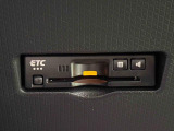 ETCカードを挿入することで高速道路を利用する際の支払いがキャッシュレスになったり、ETCスマートインターチェンジが利用できたり、とても便利なアイテムです!保証は修理保証のみとなります。