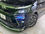 【LEDヘッドライト】悪天候や夜間走行時も良好な視界を確保し安心して運転できる高輝度LEDヘッドライトを装備!点灯速度が早く、消費電力も抑えられています。