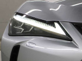 LEDヘッドランプにはアダプティブハイビームシステム「AHS」を採用。光検出カメラで車両検出をし、先行車や対向車に直接ハイビームを当てないように部分遮光します。
