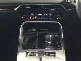 シフトレバーの奥に見えるのは、エアコンの操作スイッチでとっても使いやすいですよ♪
