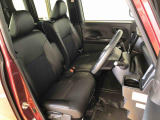 運転席の座面高さを調整できるシートリフターが付いています。フロントシートはベンチシートを採用で、座面も広く使い勝手もいいですよ♪