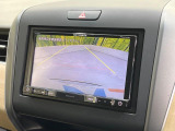 【バックカメラ】駐車時に後方がリアルタイム映像で確認できます。大型商業施設や立体駐車場での駐車時や、夜間のバック時に大活躍!運転スキルに関わらず、今や必須となった装備のひとつです!