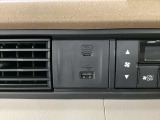エアコン操作パネルの左側に、スマートフォンなどの充電可能なUSB端子と、音源などの外部入力の可能なUSB端子がついています。移動中に充電もできるので便利です。