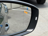 レーンチェンジアシスト。後方死角ゾーンの車両を検知してインジケーターが点灯、ドライバーに注意を促します。