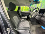 運転席まわりには十分なスペースがあり、大柄な方でもゆったり運転していただける環境です。