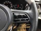 レーダークルーズコントロールを装備。アクセルやブレーキを操作しなくても、自動で先行車との車間距離を保ち追従走行できます。長距離や高速道路を運転する際に、ドライバーへの負担を軽減します。
