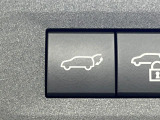 【パワーバックドア】スマートキーや運転席のボタンを押すだけでリアゲートが自動で開閉します!荷物を持っている時や、高い位置にあるバックドアを閉める際に便利な機能です♪