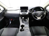 上質で落ち着いた印象のインパネ。視界も広々で運転しやすいです。