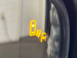 【ブラインドスポットモニター】走行中、ドアミラーの死角になりやすい箇所に後続車が接近するとサイドミラーのレンズに警告を表示!ドライバーに注意喚起をしてくれます。
