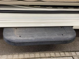【電動サイドステップ】車高の高いお車でも、これがあれば小さいお子様の乗り降りも楽々♪スライドドアと連動して作動する為、煩わしい操作は不要です!