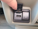 USB端子を備え、対応機器の充電に活用できます。