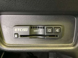 スマートキー付きですからドアロックの開閉およびエンジンスタートが楽々です。電動スライドドアの開け閉めもボタンで操作できます。加えて、純正リモコンエンジンスターター用の操作キーもついています。