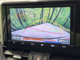 【バックカメラ】駐車時に後方がリアルタイム映像で確認できます。大型商業施設や立体駐車場での駐車時や、夜間のバック時に大活躍!運転スキルに関わらず、今や必須となった装備のひとつです!