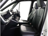 高いホールド性で運転姿勢が安定します。長距離ドライブでも疲れにくいのが魅力です。快適なドライビングライフをお送りください♪