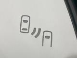 【ブラインドスポットモニター】走行中、ドアミラーの死角になりやすい箇所に後続車が接近するとサイドミラーのレンズに警告を表示!ドライバーに注意喚起をしてくれます。