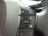 アダプティブクルーズコントロール機能付きです。走行中に先行車の様子を検知しながら、設定した車速の範囲内で先行車との距離のキープを支援します。詳細は販売店スタッフまでおたずねください。