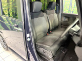 運転席まわりには十分なスペースがあり、大柄な方でもゆったり運転していただける環境です。
