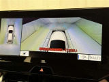 パノラミックビューモニターを装備。駐車場や交差点でクルマを真上から見るように周囲を確認できます。機能の詳細は販売店スタッフまでおたずねください。