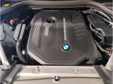 【BMWエンジン】革新的なガソリン・エンジン・テクノロジーによる高性能かつ高効率。レスポンスの良いパワーを発揮。常にスムーズな吸気を実現しアクセル開度にダイレクトに反応しドライビングを楽しく演出。