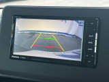 【バックカメラ】駐車時に後方がリアルタイム映像で確認できます。大型商業施設や立体駐車場での駐車時や、夜間のバック時に大活躍!運転スキルに関わらず、今や必須となった装備のひとつです!