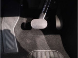 【ペダル】BMWはオルガン式アクセルペダルを採用しています。踏み込む足とペダルが同じ軌跡を描くため、かかとがずれにくく、アクセルコントロールがよりしやすくなるメリットがあります。