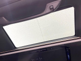 【左右独立ムーンルーフ】2列目左右席にそれぞれ配置されたガラスルーフ!日差しに合わせて片側だけシェードを閉めることも可能です!