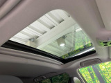 【大型サンルーフ】車内の解放感が一気に上がる大型のパノラマルーフ!季節を問わず開放的で快適なドライブをお楽しみいただけます。流通量も少なく希少価値の高い人気の装備です♪