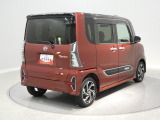 【ナナメ後ろ】大きく開くバックドアで、日用品などもたっぷり積載可能。休日のドライブやお出かけにも重宝する使い勝手の良さが光ります。