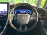【リモート機能つきアドバンストパーク】専用スマートフォンアプリの使用で、車外から遠隔駐車・出庫が可能な先進機能。広い場所で乗り降りしたい時に便利です♪