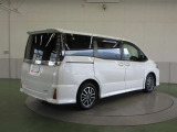 50センチという低い位置から大きく開くバックドア。自転車なども楽に乗せられ、腰かけるのにも、ちょうどいい高さです。