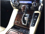 スマートキー付きです。スマートキーとは鍵を車に差し込まなくても、ドアノブを触ったりするだけで、ドアロックを解錠できます。これが凄く便利なんですよ。