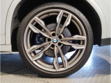 【BMWアロイホイル】軽量かつ強度に拘ったアロイホイル。走行性能ポテンシャルを引き出す設計。車の足元を引き締めてくれる大きなポイントはアロイホイルです。