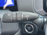 【オートワイパー(AUTO)】雨が降り出した時に、雨滴検出用センサー(レインセンサー)が雨滴を感知すると、自動でワイパーが動作します。