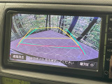 【バックカメラ】駐車時に後方がリアルタイム映像で確認できます。大型商業施設や立体駐車場での駐車時や、夜間のバック時に大活躍!運転スキルに関わらず、今や必須となった装備のひとつです!