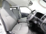 ゆったり室内で運転もしやすいです♪使い勝手の良い配置も考えられています!!