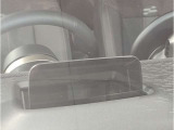 【ヘッドアップディスプレイ】現在の車速表示や目的地へのルート案内やメディア関連のリストを表示する事が可能です。視線移動を減らす事によりドライブに集中して頂けます。