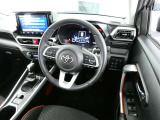 【運転席まわり】・・・ハンドルやシートなども隅々までクリーニング済み。キレイな車内でドライブがより一層快適にお楽しみいただけると思います。