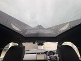 【パノラミックルーフ】後席まで広がるパノラミックルーフは遮るものがなく、開放的な車内空間を提供致します。