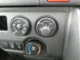 マニュアルエアコン装着です。夏は、快適に、冬でも車内の曇りを取ってくれるので安全です。