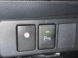 コーナーセンサーを車の前後に装備。障害物までの距離に応じて警告音を変えてお知らせ。縦列駐車時や駐車場・車庫などでの取り回しをサポートします。詳細は販売店スタッフまでおたずねください。
