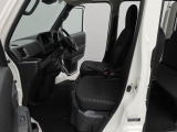 足元広々の助手席。荷物や工具箱をおくことができます。