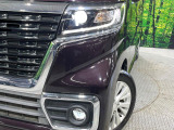 【LEDヘッドライト】悪天候や夜間走行時も良好な視界を確保し安心して運転できる高輝度LEDヘッドライトを装備!点灯速度が早く、消費電力も抑えられています。