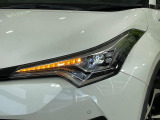 【シーケンシャルターンランプ付きLEDヘッドライト】人気の『流れるウィンカー』付きのLEDヘッドライトを装備♪高級感はもちろん、点灯時は存在感たっぷりで他車からも認識されやすく安心です。