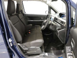運転席はアームレスト付のベンチシートタイプとなります!