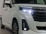 高輝度で点灯速度が速く、しかも消費電力の少ないLEDヘッドライトが装備されています!LEDの明るい光が走行中の視界の確保をサポートして、夜のドライブがより楽しく安全に運転できます♪